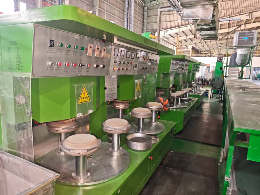 La macchina per la brasatura del fondo degli utensili da cucina è stata installata all'estero.